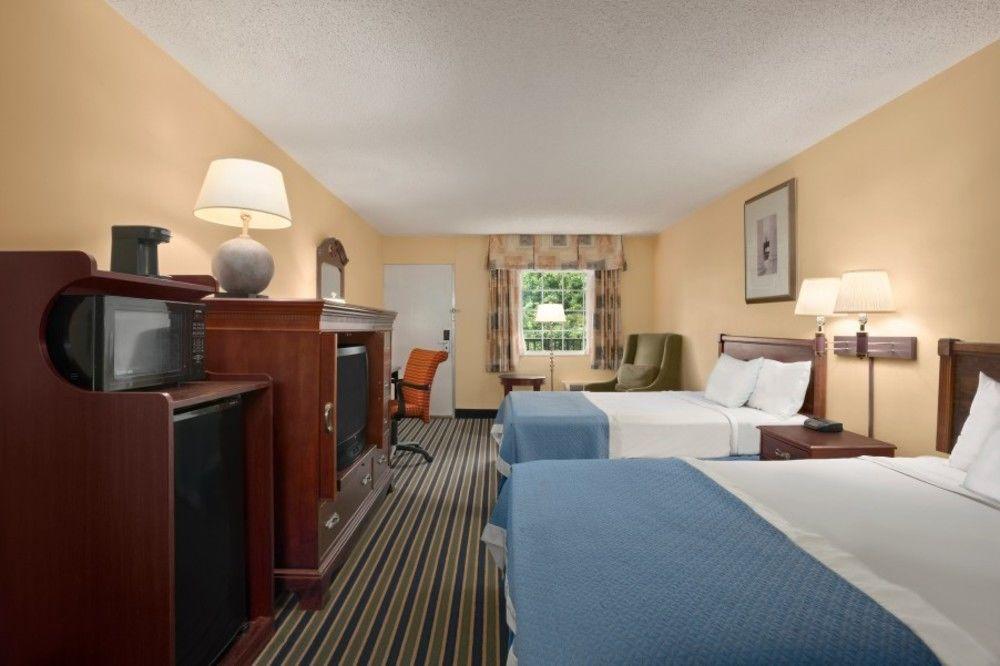 Days Inn By Wyndham Towson Exterior photo