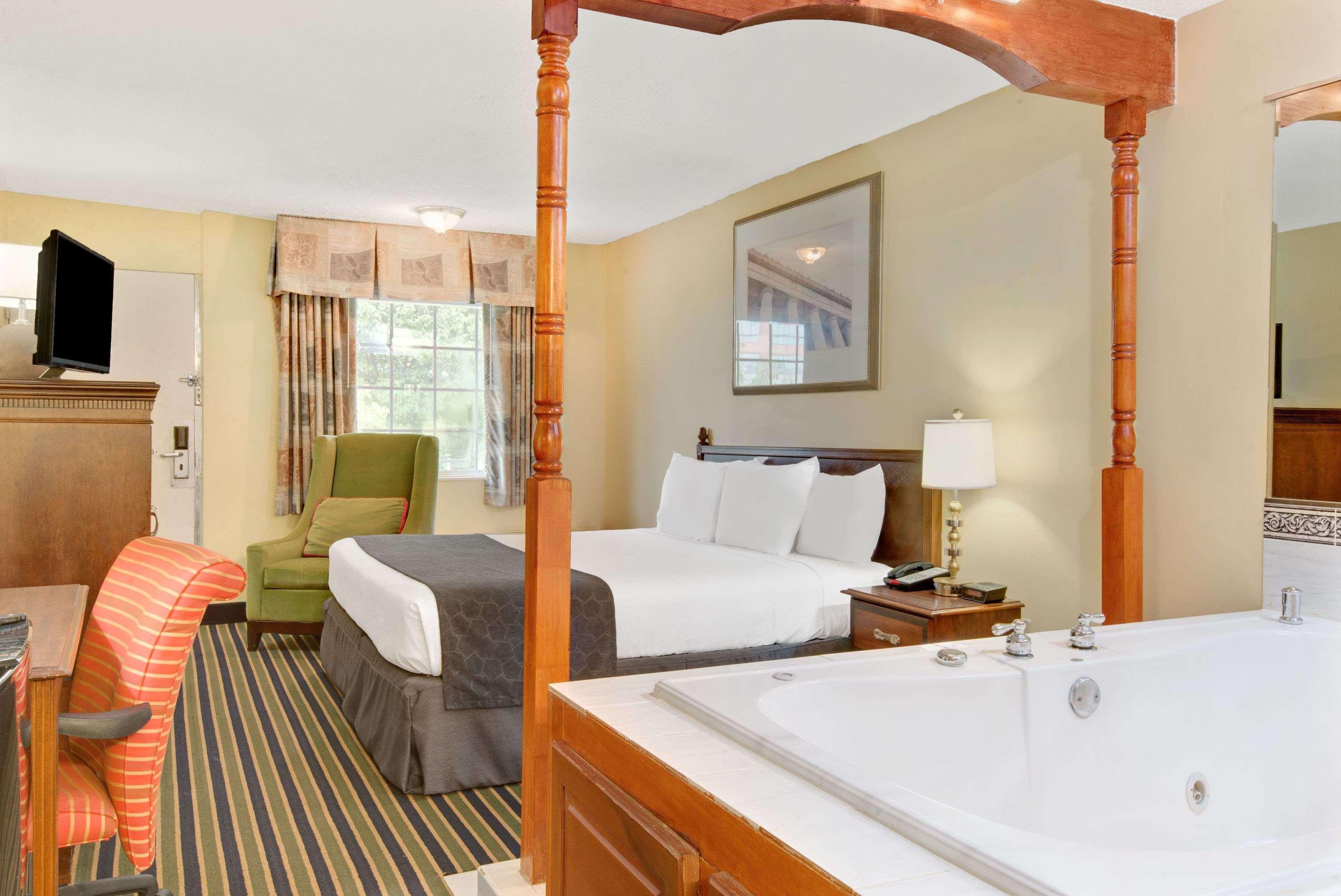 Days Inn By Wyndham Towson Exterior photo